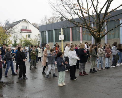 Um 11:45 versammelt sich die Schulgemeinschaft für den Flashmob auf dem Schulhof.