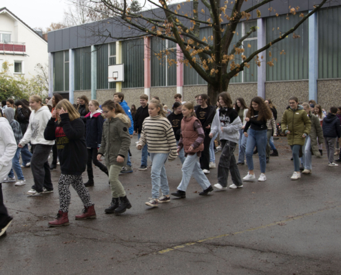 Zur Musik von „Substitution“ tanzen die Schüler:innen den Internationalen Flashmob Tanz 2023.