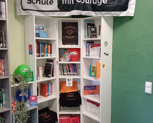 Das Courage-Bücherregal in der Bibliothek